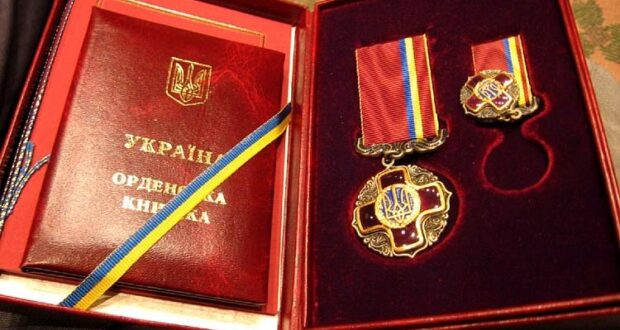 زيلينسكي يمنح وسام الاستحقاق لاثنين من سكان منطقة ريفنا