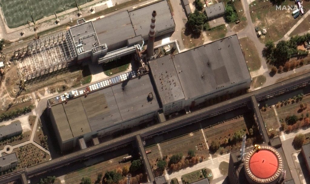 صور الأقمار الصناعية لمصنع زابوريزجيا تُظهر ثقوبًا في السقف بالقرب من ناقلات الجنود المدرعة الروسية