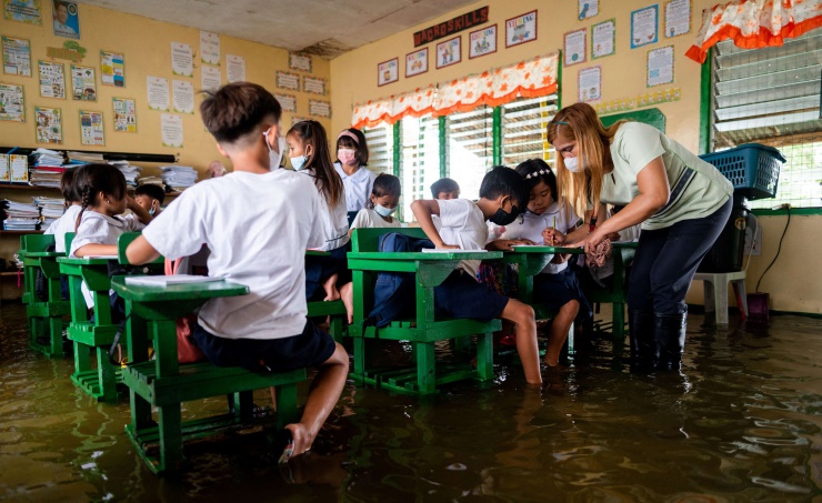 عاصفة تغلق المدارس في الفلبين