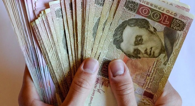 ماذا سيتغير بالنسبة للأوكرانيين في أغسطس توقعات سعر صرف الدولار وأسعار الوقود