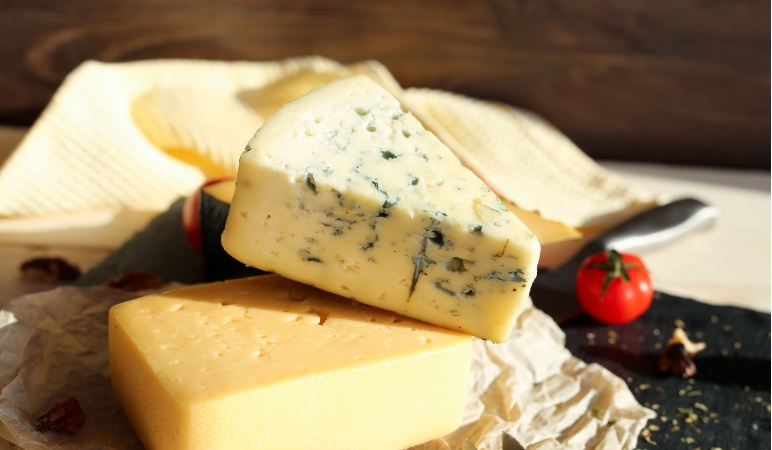 ما هو الفرق بين الجبن مع العفن والجبن المتعفن