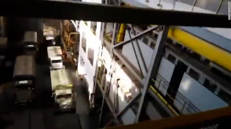 مركبات روسية داخل قاعة التوربينات بمحطة أوكرانيا النووية