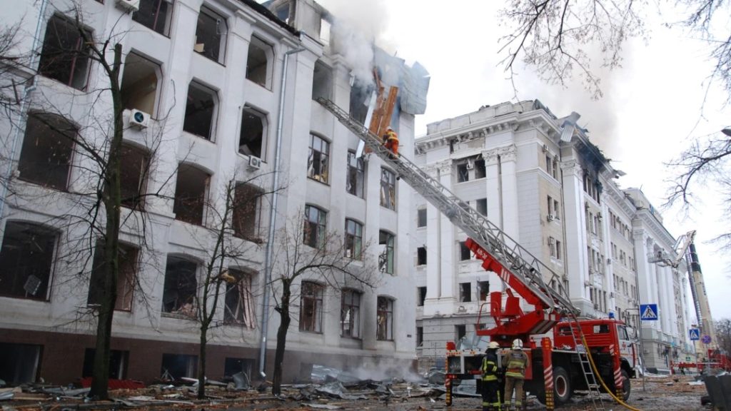 مقتل شخصا وإصابة آخرين في قصف روسي لمدينة خاركيف