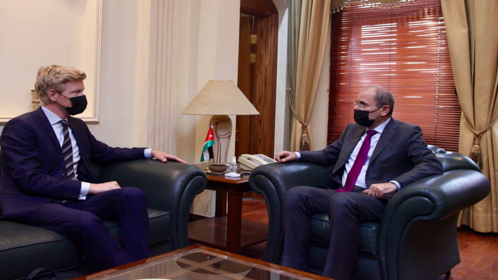 وزير الخارجية اليمني وسفير المملكة المتحدة يبحثان جهود السلام وهدنة الأمم المتحدة