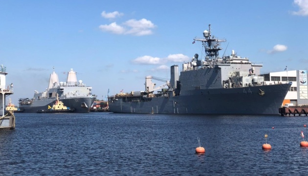 وصول سفينتان حربيتان أمريكيتان إلى العاصمة لاتفيا