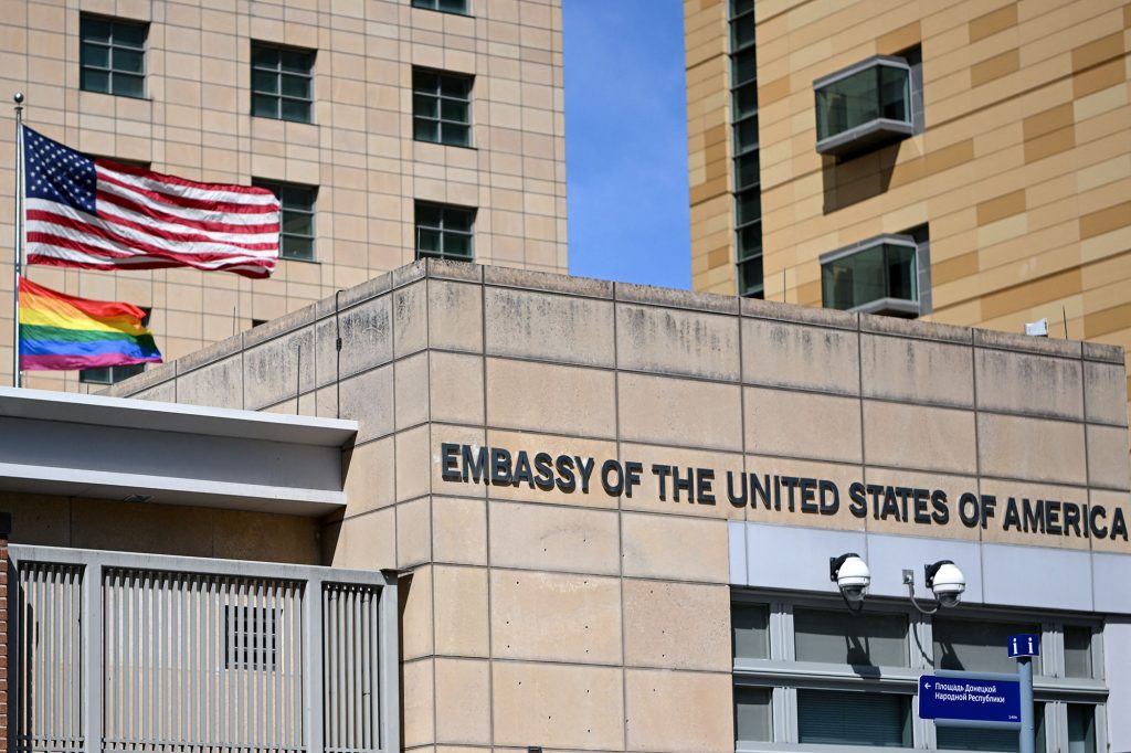 السفارة الأمريكية في موسكو تحث الأمريكيين على مغادرة روسيا