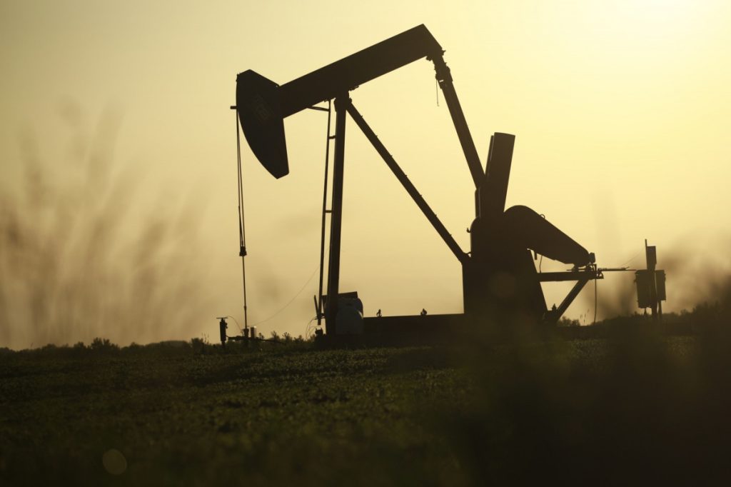 النفط يهبط لأدنى مستوى في ثمانية أشهر وسط الدولار القوي والمخاوف من الركود