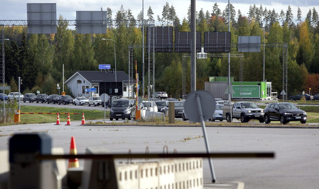 حرس الحدود الفنلندي ... عددًا قياسيًا من الروس دخلوا فنلندا برا خلال عطلة نهاية الأسبوع