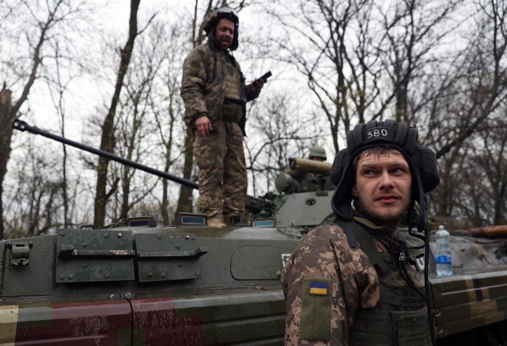 القوات الأوكرانية تسيطر على قرية رئيسية في منطقة دونيتسك بينما تطوق الوحدات الروسية