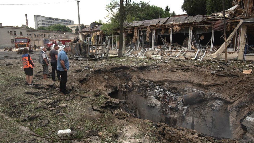 مقتل شخص واحد على الأقل في هجمات صاروخية ومدفعية روسية بشرق أوكرانيا