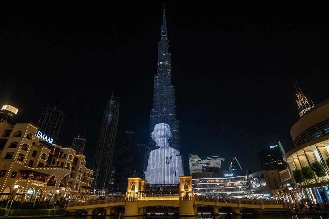 برج خليفة في دبي يضيء بصورة الملكة إليزابيث وعلم بريطانيا