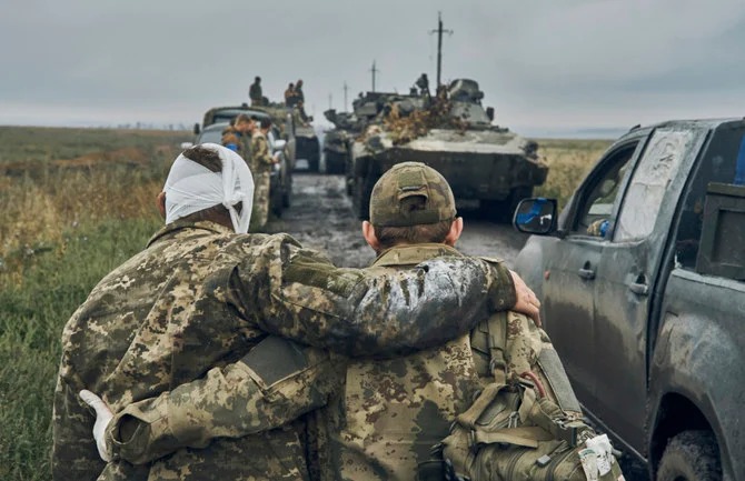 أوكرانيا تدعو الغرب لمزيد من الأسلحة بعد انسحاب روسيا