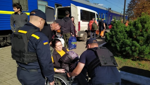 إجلاء 308 مدنيين آخرين من منطقة دونيتسك خلال النهار
