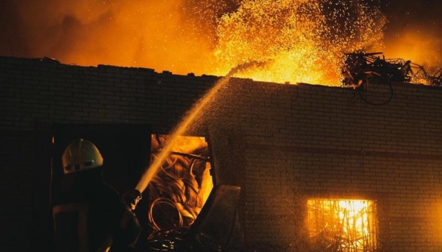 زيلينسكي يهنأ رجال الإنقاذ في الإجازة