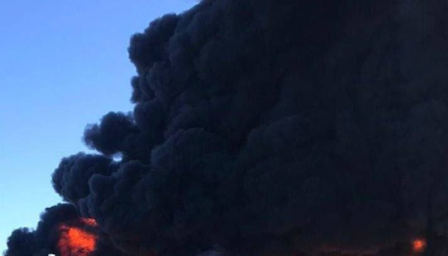 حريق كبير في مستودع النفط بسبب غارة على كريفي ريه