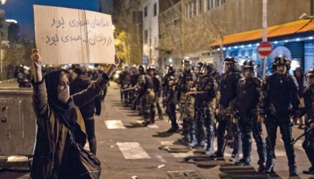 الاحتجاجات في إيران تتزايد وقتل اربعة متظاهرين يوم الأربعاء