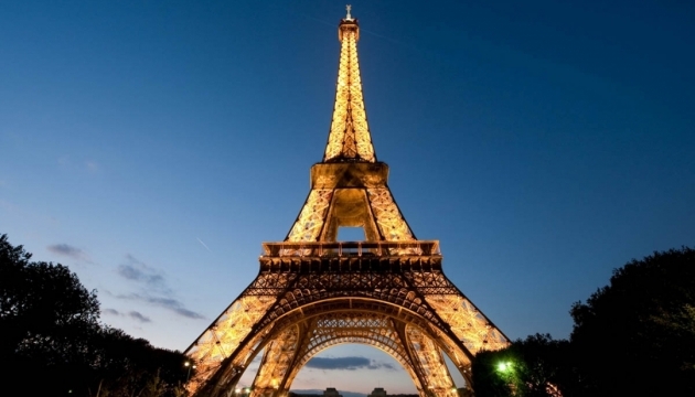 إطفاء إضاءة برج إيفل بسبب أزمة الطاقة في فرنسا