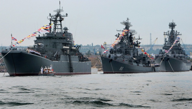 أربع حاملات صواريخ مسلحة بـ 28 عيارًا في وضع الاستعداد في البحر الأسود