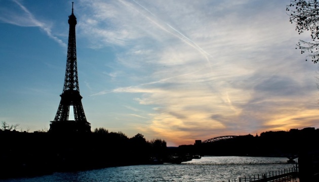 مدينة باريس تقرر التوفير في إضاءة برج إيفل