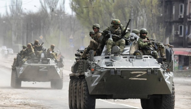 الغزاة الروس يطردون السكان من منطقة لوهانسك لإنشاء قواعد عسكرية