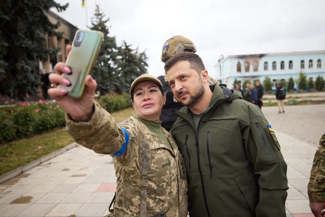 زيلينسكي يقوم يزيارة الى مركز إيزيوم في شرق أوكرانيا