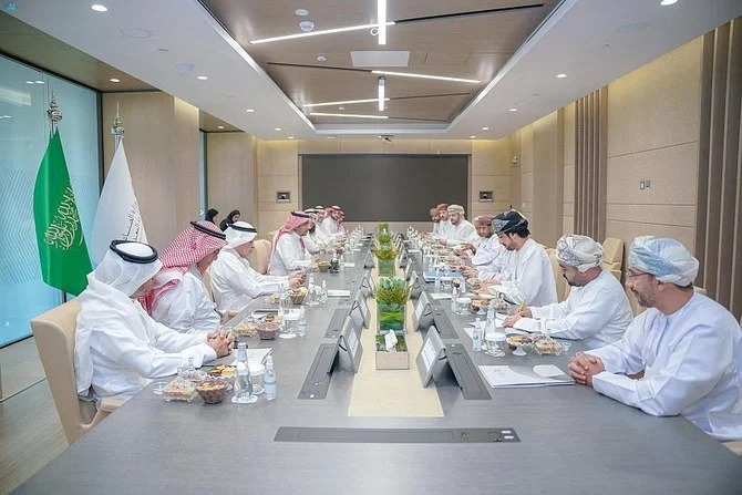 وزير الصناعة والثروة المعدنية السعودي يلتقي وفدا عمانيا