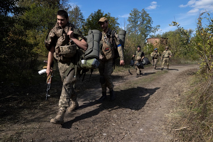 القوات الأوكرانية تواصل محاصرة ليمان وتدخل القرية المجاورة