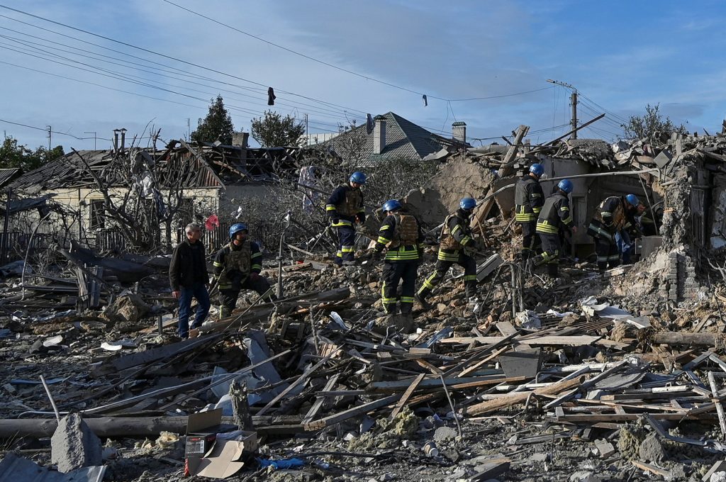 سقوط ضحايا بعد هجوم صاروخي روسي دمر مبنى سكني في مدينة زابوروجييا