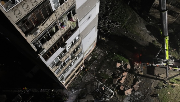 العدو يستهدف بناية سكنية في ميكولايف
