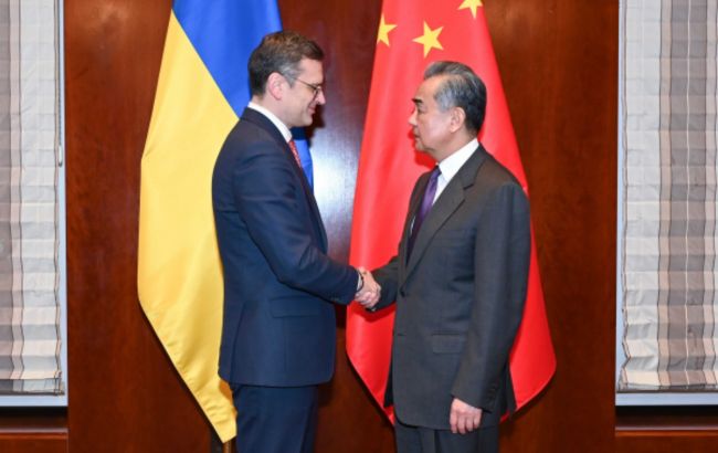 دميترو كوليبا وزير خارجية اوكرانيا ونظيره الصيني ووانغ يي