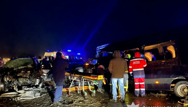 حادث مروّع على طريق خاركيف يودي بحياة شخص ويصيب 13 آخرين.