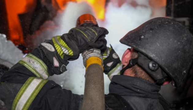 نيران تشتعل في مبنى شاهق إثر هجوم روسي في كييف